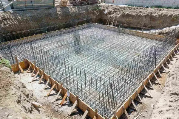 Siatka zbrojeniowa tworzy solidny fundament pod przyszły budynek.