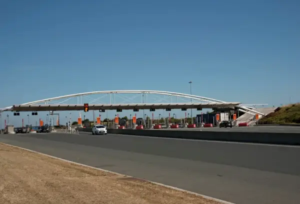 Płatne autostrady we Francji: szlabany na bramkach poboru opłat, przez które przejeżdżają samochody.