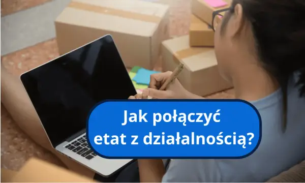 Osoba pracuje przy laptopie, otoczona paczkami. Zastanawia się, jak połączyć etat z działalnością.