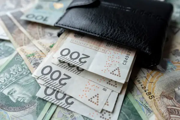 Portfel z banknotami 200 zł. Zastanawiasz się, ile wynosi dodatek do emerytury za warunki szkodliwe?