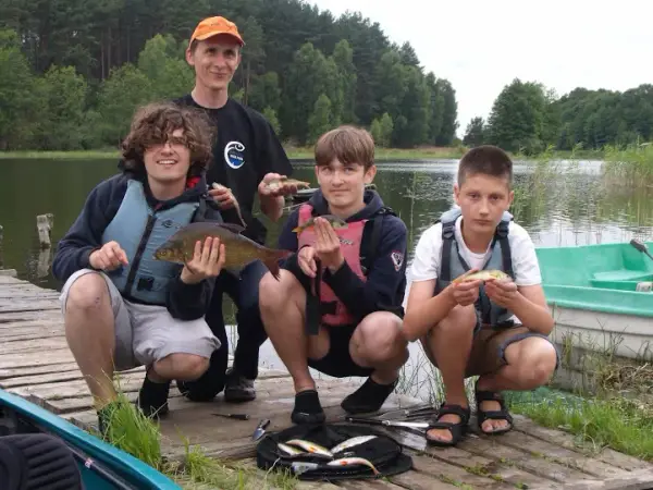 Na ile wędek można łowić z dzieckiem? Odkryj zasady wędkowania w Polsce