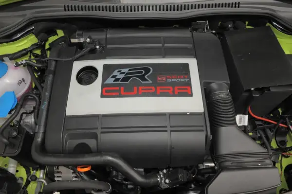 Silnik Cupra R z napisem "Powered by World Champion" pod maską Seata Leon 1.