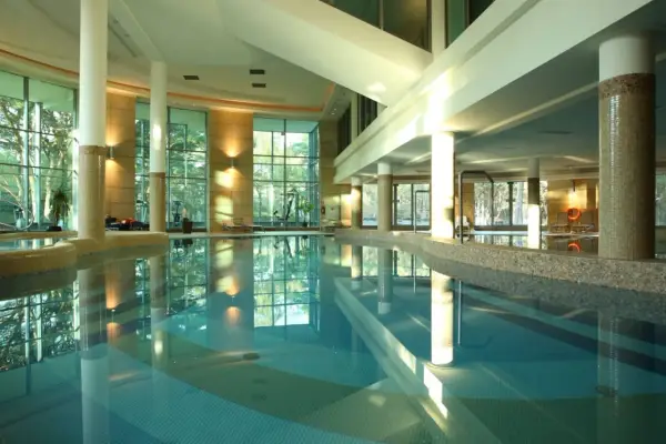 Basen w hotelu Havet Resort & Spa, z dużymi oknami i widokiem na zieleń. Idealne miejsce na relaks, zgodnie z wieloma pozytywnymi havet hotel resort & spa opinie.
