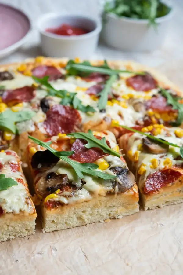 Pyszna pizza domowa na grubym cieście. Prosty przepis krok po kroku