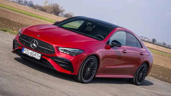 Czerwony Mercedes CLA na drodze, z widocznymi detalami, które mogą sugerować potencjalne mercedes cla awarie i problemy.