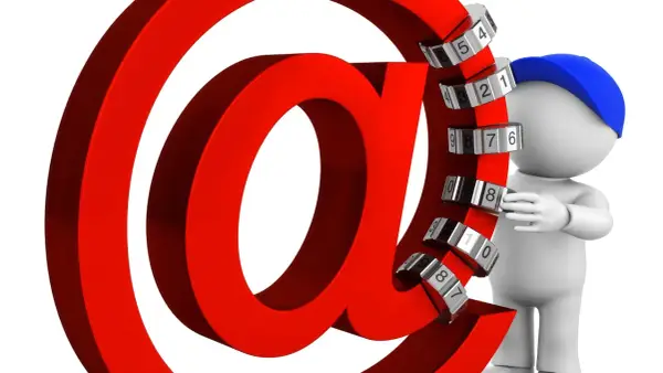 Rotes @-Symbol mit Zahlenschloss, das die Frage aufwirft: ist meine email gehackt? Ein kleiner Mann mit blauer Kappe versucht, das Schloss zu öffnen.