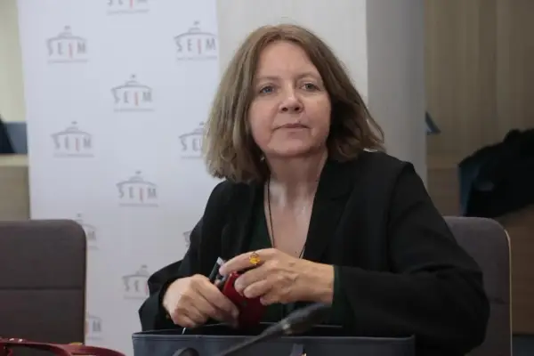 Joanna Lichocka, polityczka, siedzi przy stole. W tle logo Sejmu. Interesuje Cię, ile nieruchomości posiada Joanna Lichocka i skąd wziął się jej majątek?
