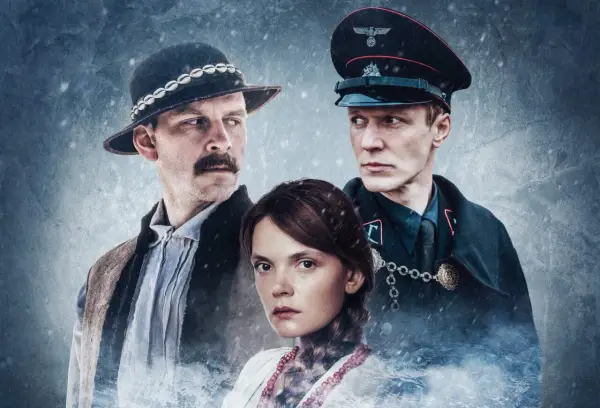 Trzech bohaterów, w tym mężczyzna w góralskim kapeluszu i żołnierz w mundurze, w kadrze filmu "Biała odwaga".