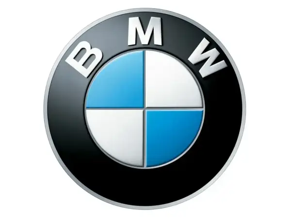 Logo BMW, znany skrót od Bayerische Motoren Werke, z charakterystycznymi niebiesko-białymi ćwiartkami.