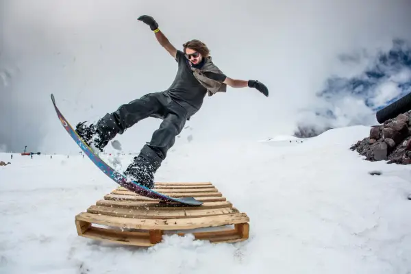 Gdzie kupić snowboard? Najlepsze miejsca na tanie deski snowboardowe