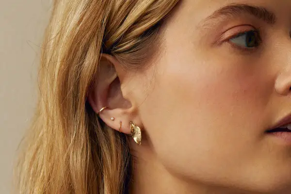 Kolczyki w uchu - Jak stworzyć idealny ear stack?
