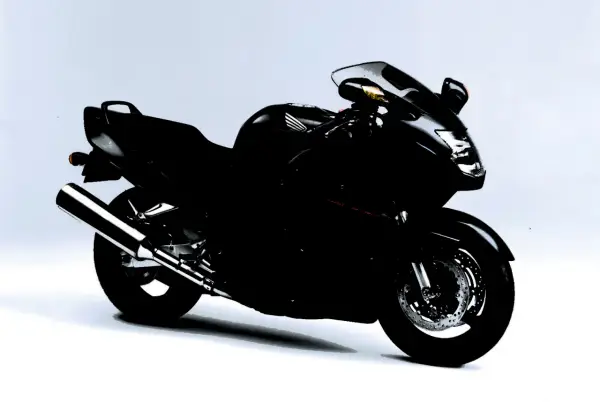 Czarny motocykl Honda CBR1100XX, sportowy turystyk, gotowy na dalekie podróże.