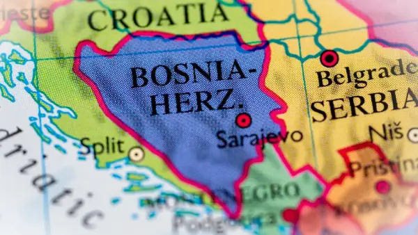 Mapa pokazuje, gdzie leży Bośnia i Hercegowina, między Chorwacją a Serbią, nad Adriatykiem. Widać stolicę Sarajewo.