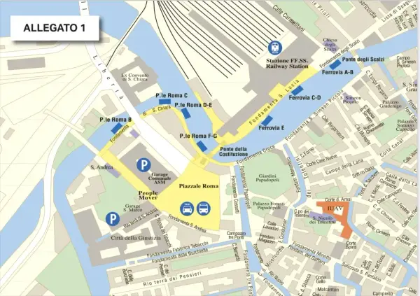 Mapa Wenecji z zaznaczonymi parkingami i dworcem kolejowym. Idealna do zaplanowania zwiedzania Wenecji w jeden dzień.