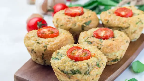 Keto muffiny warzywne z pomidorkami na desce drewnianej.