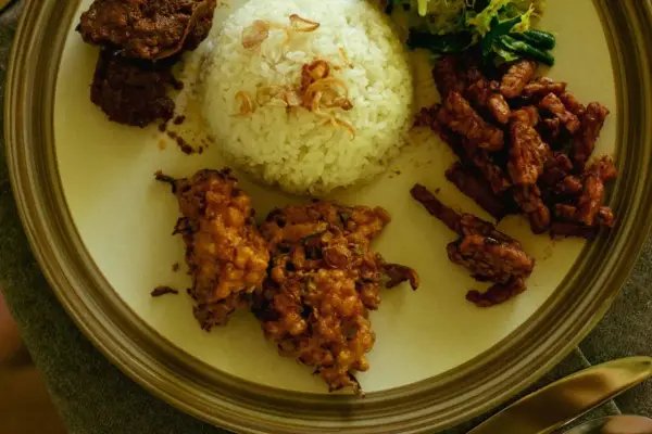 Pyszne danie z ryżem, tempeh, mięsem i warzywami. Idealne ceny na Bali dla smakoszy.