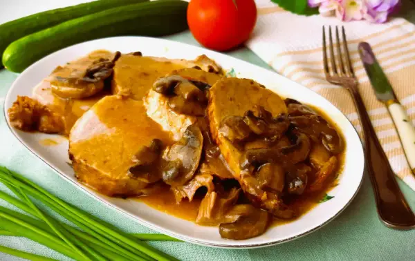 Schab duszony z pieczarkami - Zawsze miękki i soczysty!