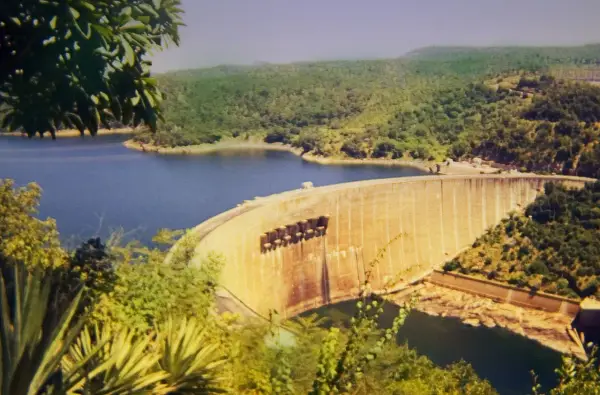 Ogromna zapora na jeziorze Kariba, otoczona bujną zielenią, tworzy imponujący krajobraz.