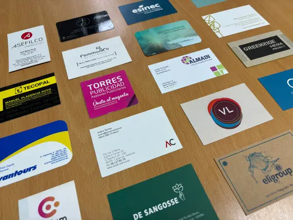 Varias tarjetas de visita de diferentes empresas, con diseños y colores llamativos. Un ejemplo es el papel para tarjetas de visita de "ASEFILCO mediación".