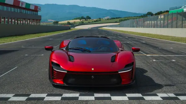 Czerwone Ferrari Daytona SP3 na linii startu toru wyścigowego, gotowe do przekroczenia mety.