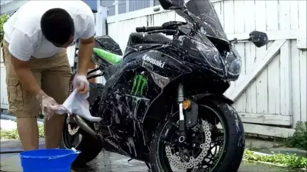 Czy można myć motocykl na myjni? Oto, co musisz wiedzieć