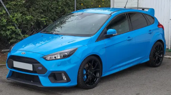 Niebieski Ford Focus MK3 RS z czarnymi felgami i spojlerem. Wiele pozytywnych ford focus mk3 opinie o tym modelu.