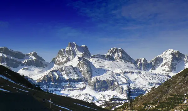 Majestuosas cumbres nevadas en Candanchú, un paisaje de verano que invita a la aventura.