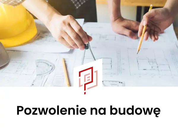 Ręce kreślące plany budowlane z cyrklem i ołówkiem, żółty kask budowlany.