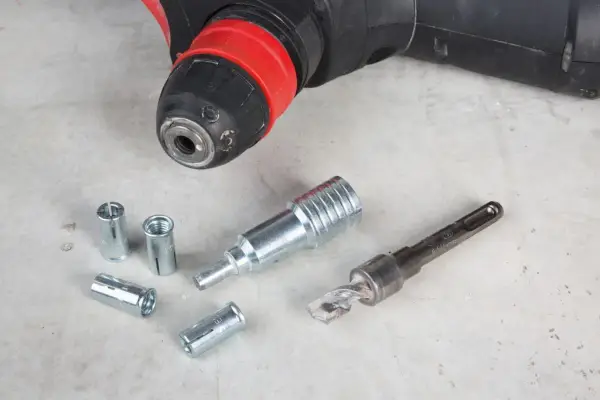 Outils pour retirer cheville à frapper béton : burin, mandrin et chevilles.