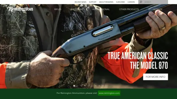 Un chasseur tient un fusil Remington 870, un classique américain, prêt pour l'action.