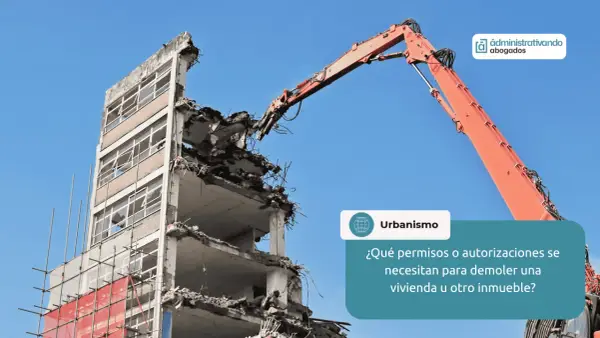 Grúa naranja realiza demoliciones de edificios. Se pregunta sobre permisos para demoler inmuebles.
