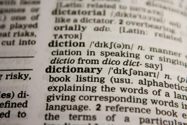 Słownikowe hasło "dictionary" z definicją. To świetne narzędzie do nauki języków obcych, które pomaga zrozumieć znaczenie słów.