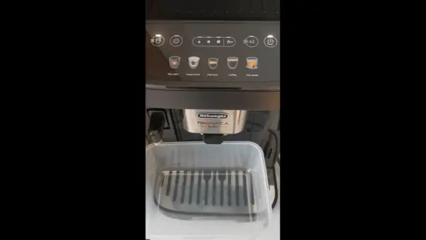 Panel sterowania ekspresu DeLonghi Magnifica Evo. Widoczne ikony napojów i przyciski. Przygotowanie do odkamieniania.
