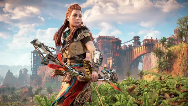Aloy z łukiem w dłoni, gotowa do walki w świecie Horizon Zero Dawn Remastered. W tle widać imponujący most i ruiny starożytnej cywilizacji.