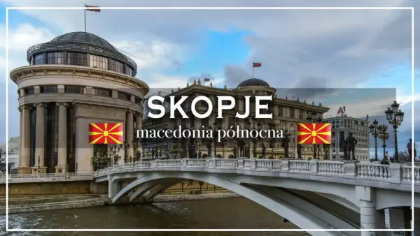 Skopje, stolica Macedonii Północnej, z mostem i monumentalnymi budynkami.