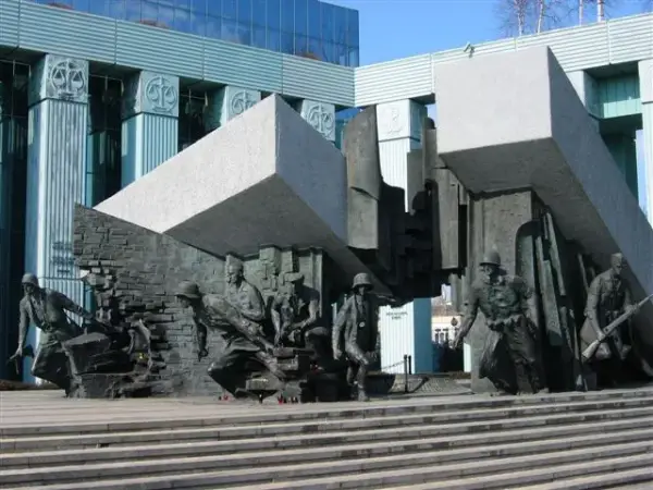Znaczenie Powstania Warszawskiego: Tragiczne skutki i symbolika w historii Polski