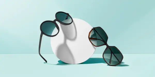 Dwa stylowe okulary przeciwsłoneczne, jeden czarny, drugi w panterkę, wykonane z acetatu. Co to jest acetat? To lekki i wytrzymały materiał.