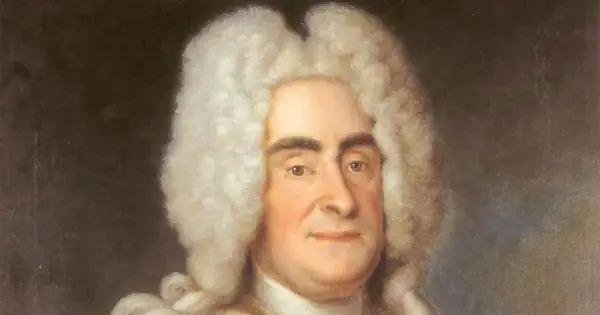 Portret Augusta II Mocnego w peruce. Król spogląda z obrazu z lekkim uśmiechem.