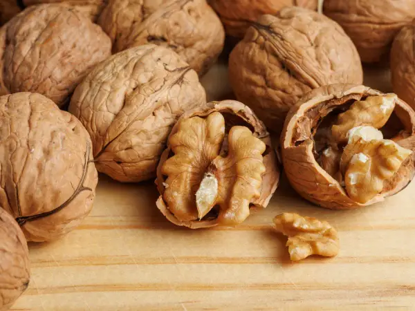 Un montón de nueces enteras y partidas, mostrando su interior arrugado. ¡Cuidado, los frutos secos engordan!