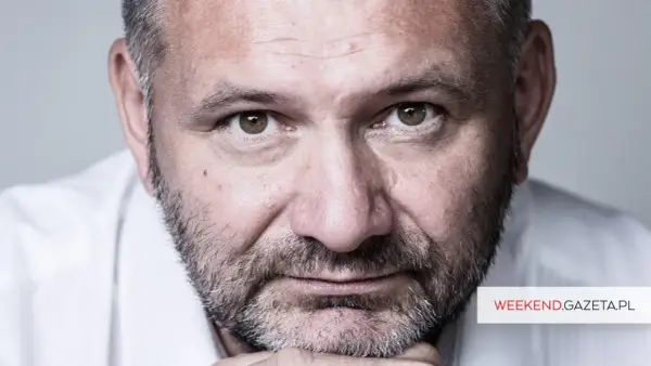 Zbliżenie na twarz Waldemara Żurka, z siwiejącą brodą i zmarszczkami. Może opowiadać o swoich doświadczeniach swojej żonie.