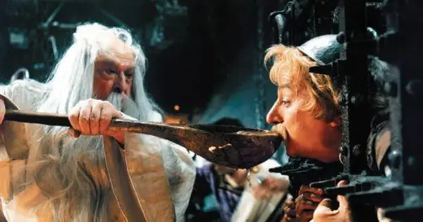 W drucie "Asterix i Obelix kontra Cezar" druid podaje magiczny napój Obelixowi, który jest uwięziony.