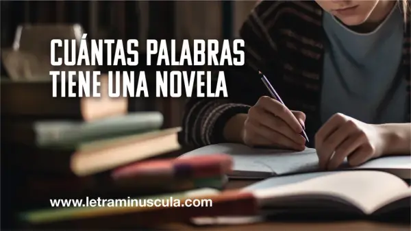 Una persona escribe en un cuaderno, rodeada de libros. Descubre cuántas palabras tiene una novela corta y cómo empezar la tuya.