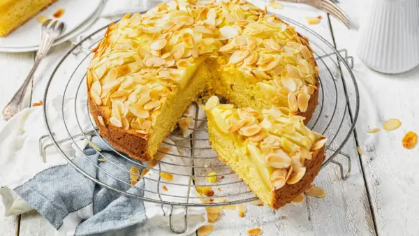 Ein saftiger Apfelkuchen mit Mandel-Topping, perfekt für eine proteinreiche Kaffeezeit.
