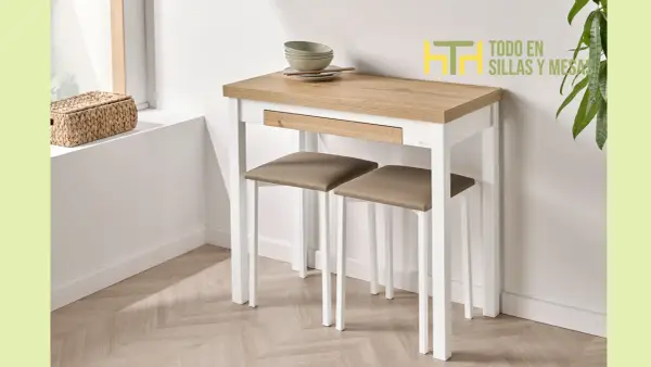 Elegantes mesas para cocinas pequeñas, con dos taburetes a juego. Perfectas para optimizar el espacio y disfrutar de comidas acogedoras.