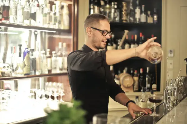 Barman - Kim jest, ile zarabia i jak nim zostać?