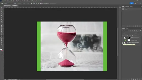 Jak wyciąć klepsydrę w Photoshopie? Na ekranie widać program z otwartym plikiem i warstwami.