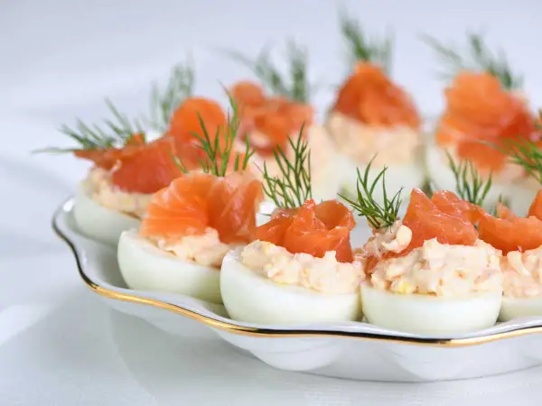 Oeufs mimosa recette grand-mère : des œufs durs garnis d'une préparation crémeuse, surmontés de saumon fumé et d'aneth. Un délice !
