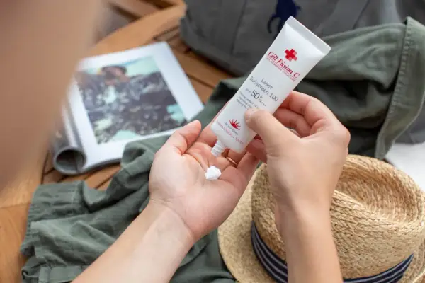 Dłoń aplikuje krem z filtrem Cell Fusion C. Idealny na wakacje, chroni skórę przed słońcem.