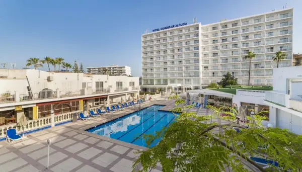 Basen i hotel "Globales Condes de Alcudia" na Majorce. Wiele opinii o tym miejscu potwierdza jego atrakcyjność.