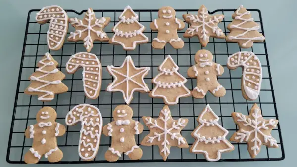 Galletas de jengibre navideñas con glaseado blanco: hombres de pan de jengibre, árboles, bastones de caramelo y copos de nieve.